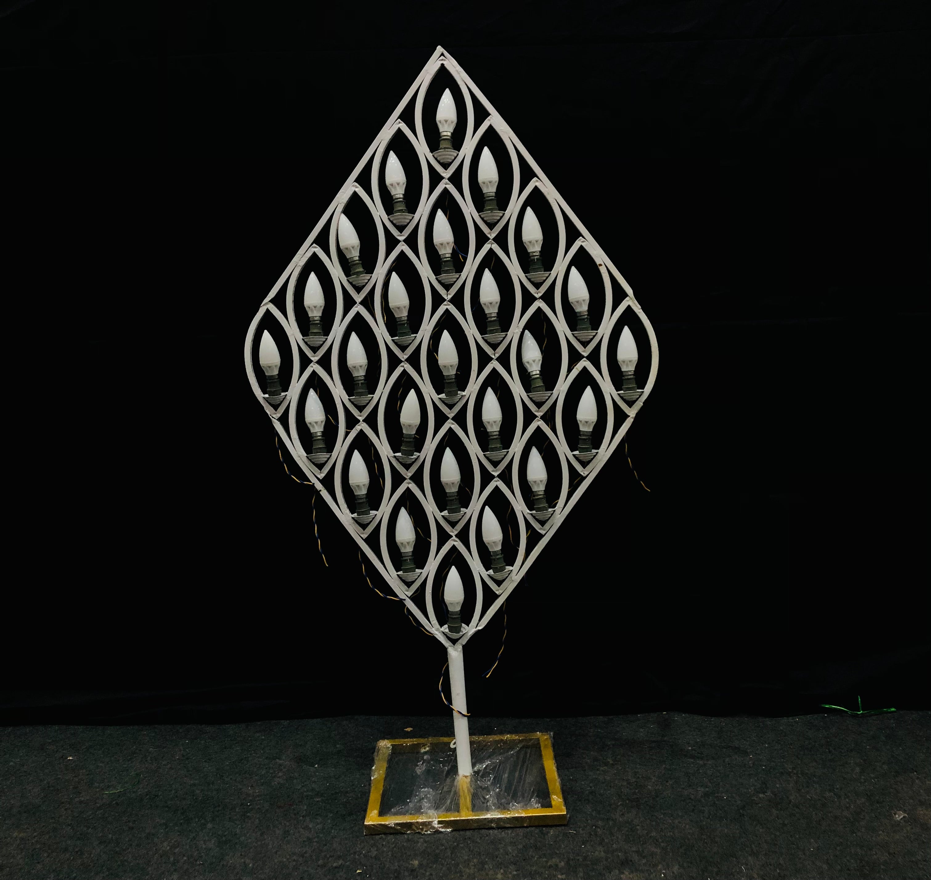 25 LIGHT PAN STAND WHITE