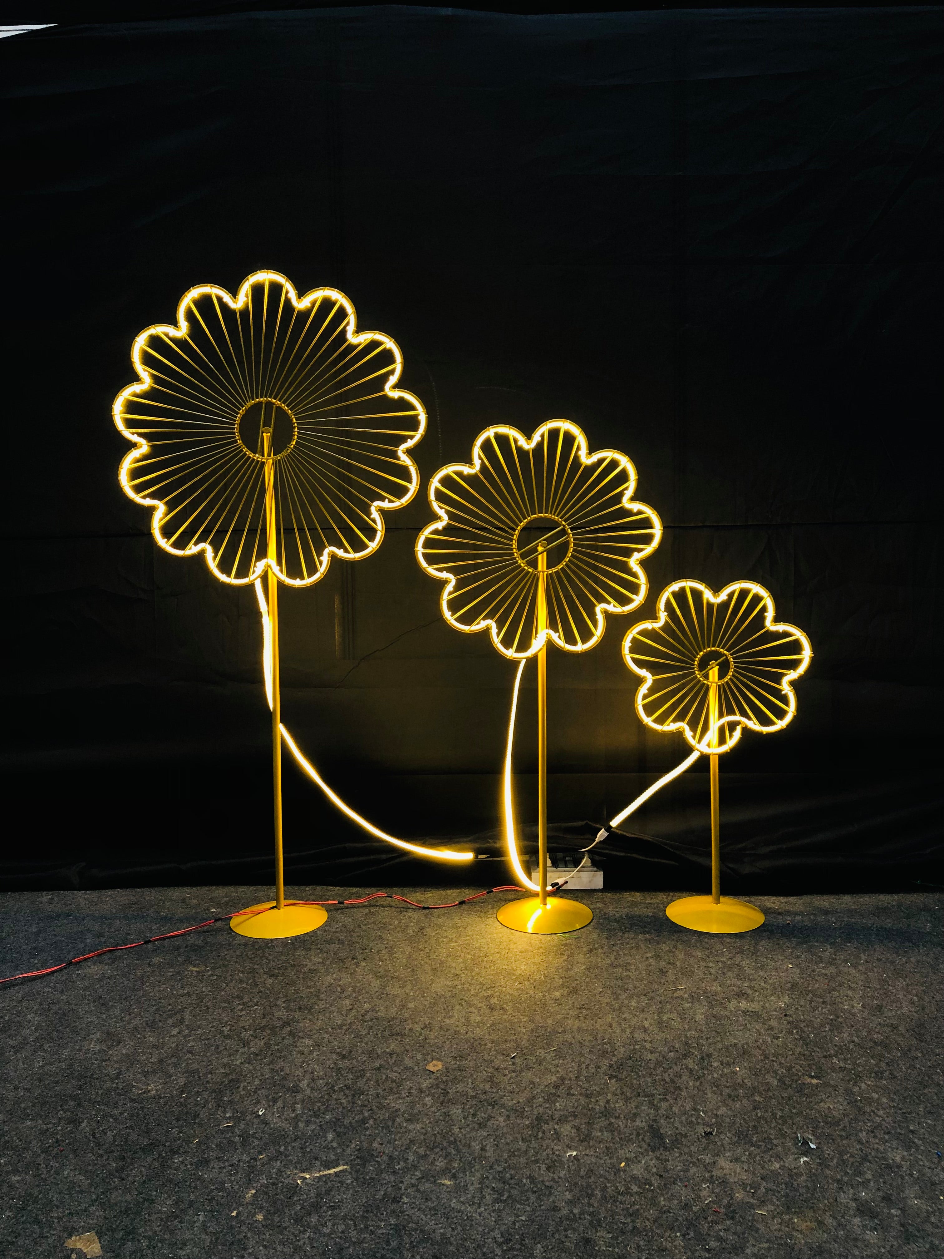 3 FLOWER METAL LED STAND