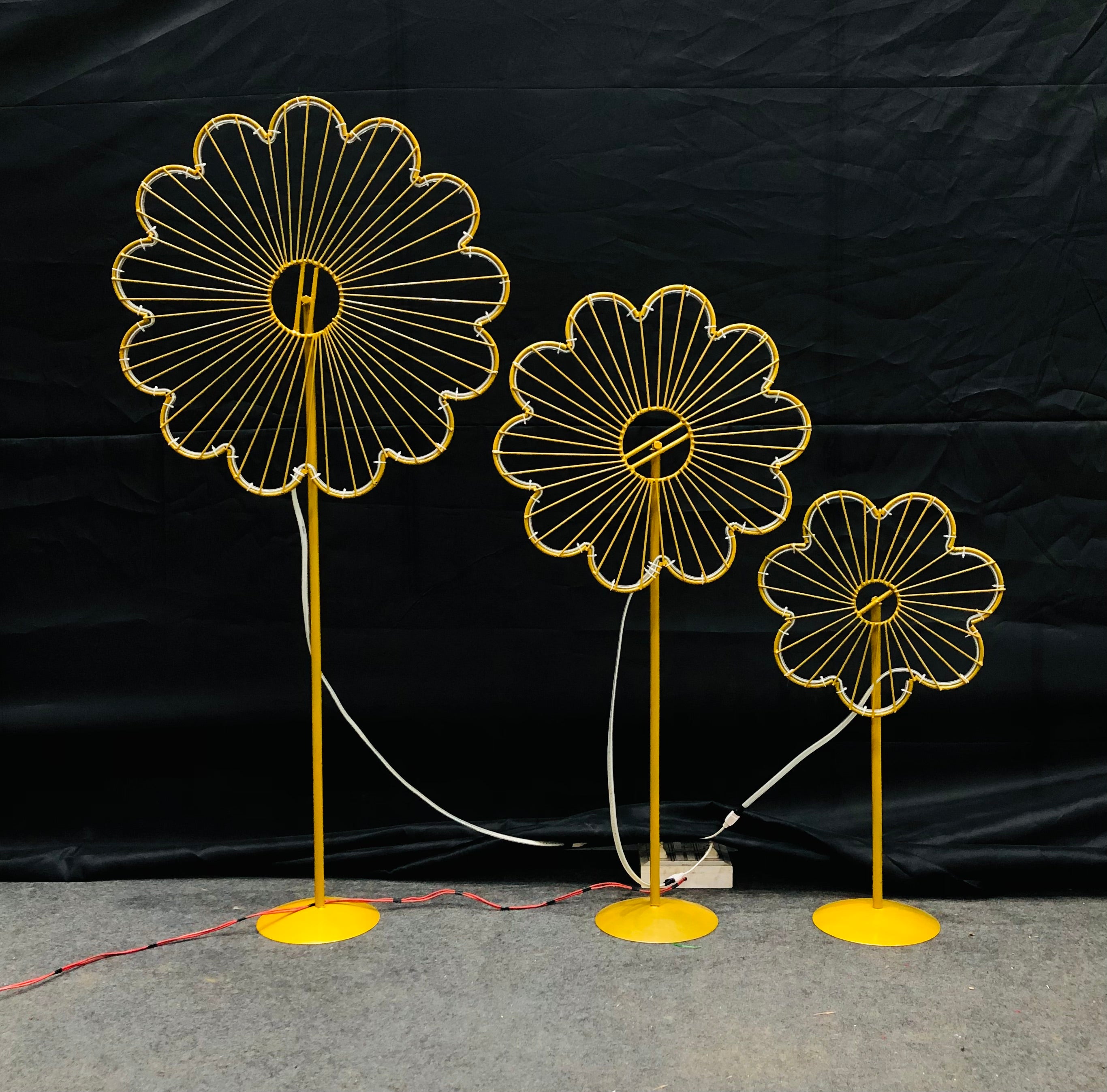 3 FLOWER METAL LED STAND